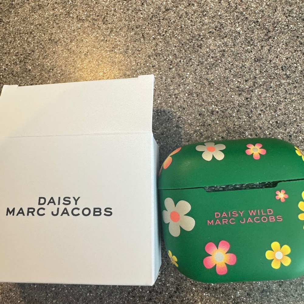 Marc Jacob’s 3rd Gen Apple AirPod Case Green Daisy New
